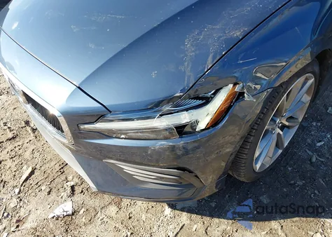 2019 Volvo S60 T5 Momentum z USA, uszkodzony, nr VIN 7JR102FK3KG005973